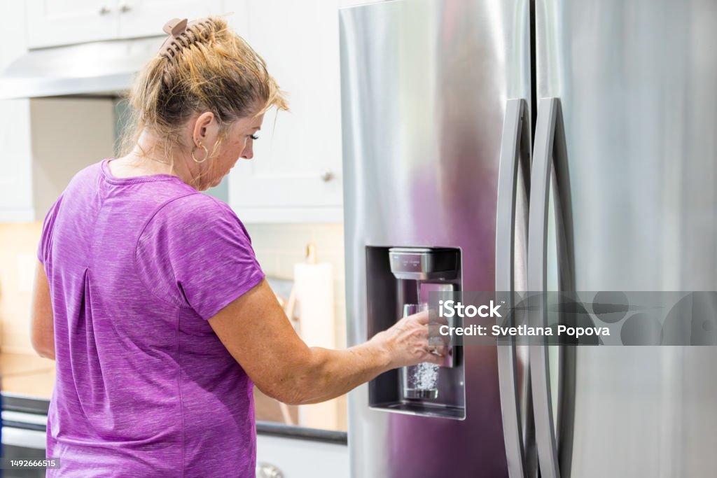 How effective are refrigerator water filters at removing microplastics?